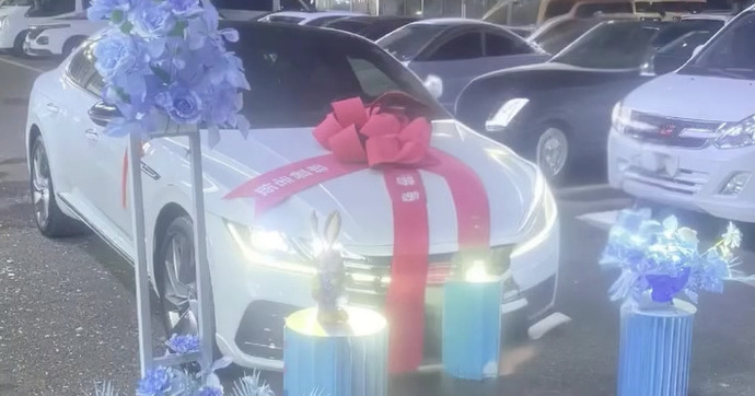 Fêter l’anniversaire des voitures invendues dans l’espoir de les voir partir, ça marche