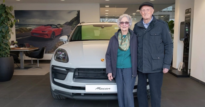 À plus de 90 ans, ce couple fan de Porsche craque pour un Macan