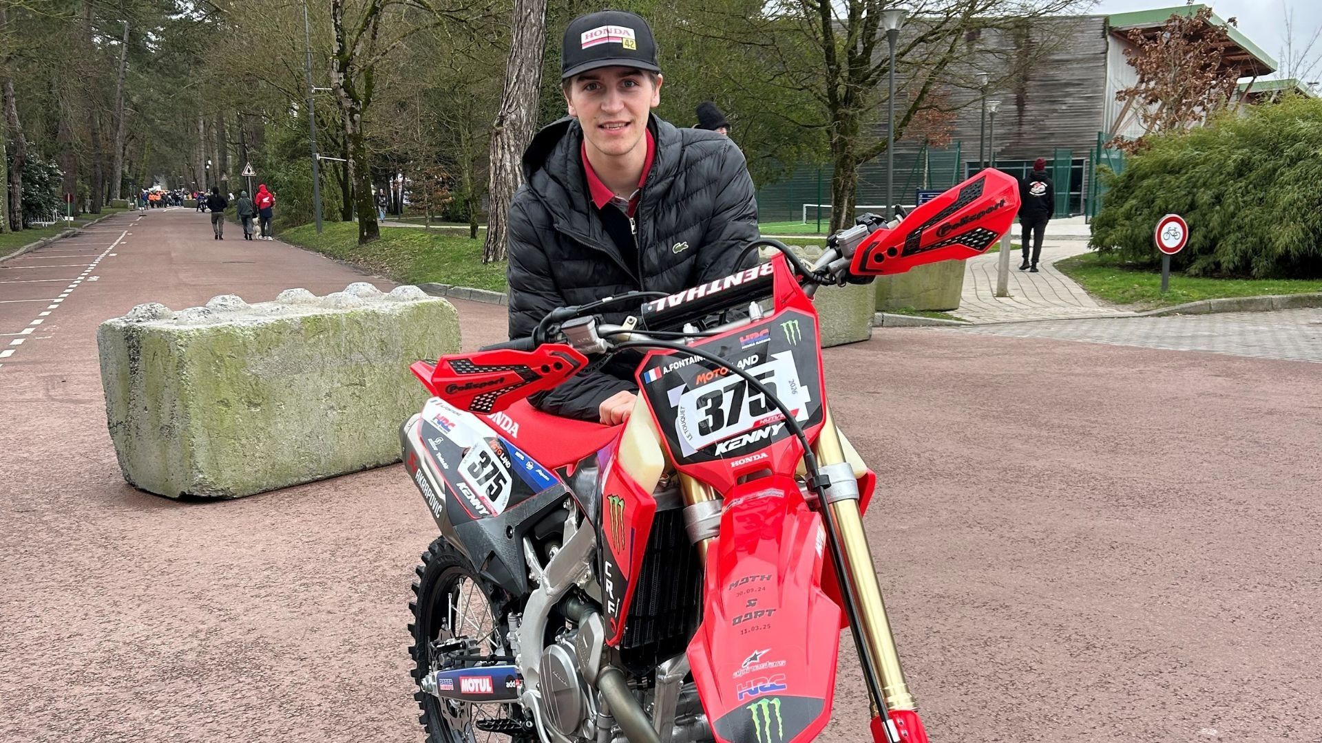 Priv de sa moto aprs un vol, un jeune pilote franais reoit un cadeau  inattendu de