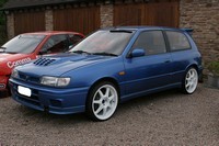 Une Nissan Sunny avec un moteur de Ferrari? Possible..