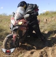 Le tour du monde en Ducati chaussé de Pirelli Scorpion Trail.