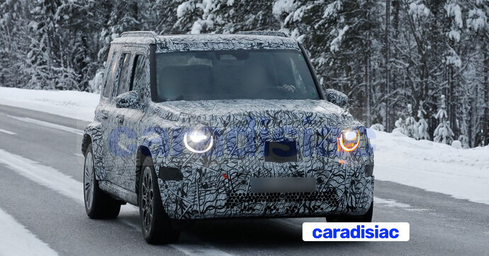 Nouvelles images du futur Mercedes « Mini G » qui participe à des essais hivernaux. Il sera disponible en versions électrique et thermique.