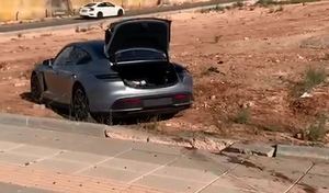 Il rate un giratoire à 188 km/h en Porsche Taycan Turbo S