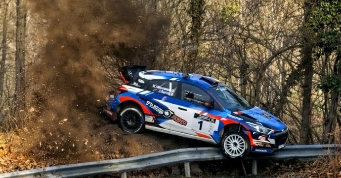 L’histoire du pilote français qui se crashe tout de suite puis gagne le rallye est encore plus folle qu’on ne le pensait