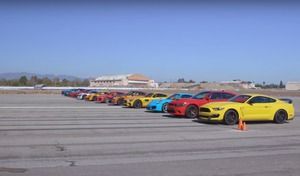 Drag race géante : 12 sportives du moment s'affrontent, et la gagnante est...