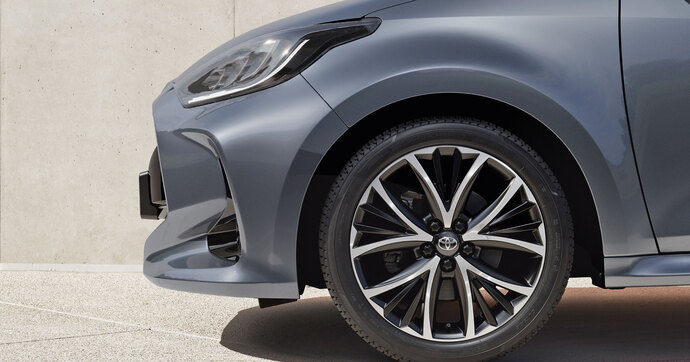 Toyota voit double avec la future Yaris. La marque japonaise va la proposer en version hybride mais aussi en version 100 % électrique !