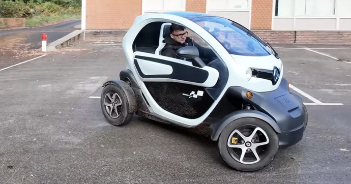 En surmotorisant son Twizy, il bat une Audi S1 en drag race