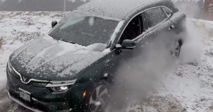 Quand elle perd la motricité, cette voiture électrique disjoncte totalement