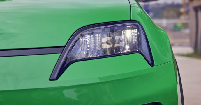 Stellantis fustige l’électrique, Renault lui répond avec le succès insolent de la R5