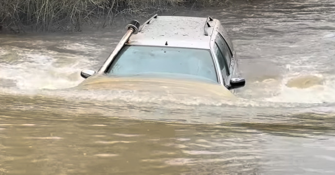 Cette Peugeot 405 break refuse de se noyer grâce à son snorkel