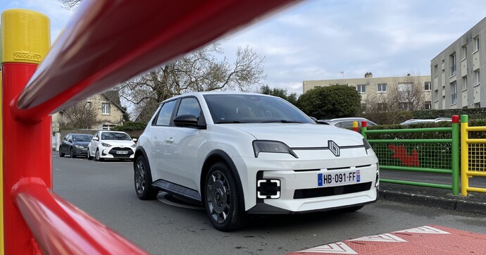 Renault pourrait-il envoyer sa R5 se faire fabriquer ailleurs, en plus de son usine de Douai ?