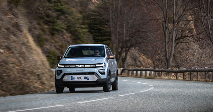 Avec son nouveau moteur 100 ch, la Dacia Spring devient-elle enfin recommandable ?