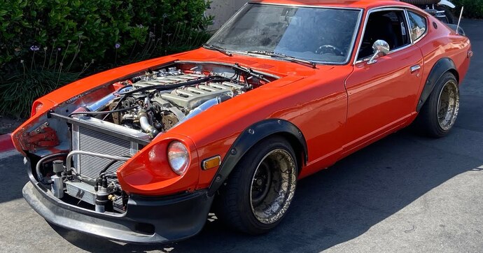 Quelqu’un est parvenu à installer un gigantesque V12 Mercedes dans une vieille Datsun rouillée