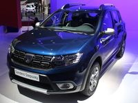 Dacia Sandero : Numéro 1 - Vidéo en direct du mondial de l'auto 2016