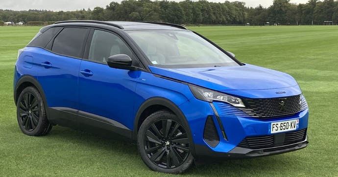 Après une chute de près de 400 mètres, il survit 5 jours dans un Peugeot 3008 grâce à l’eau d’un ruisseau