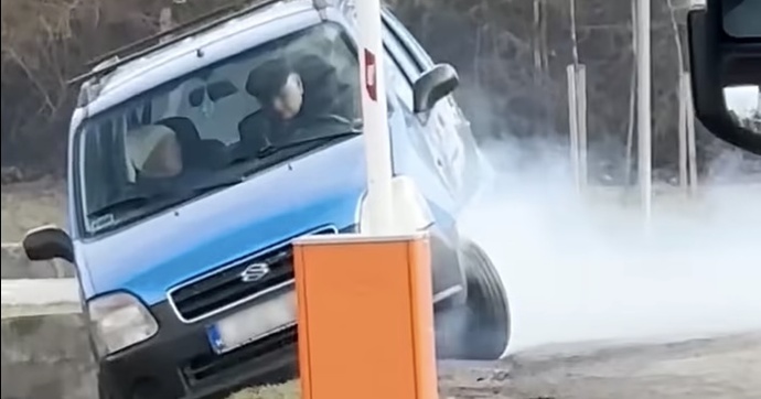 Un papy pied au plancher dans sa citadine en mauvaise posture, déterminé à faire hurler le moteur pour s’en sortir