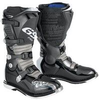 La terre, tout en sécurité et confort : la botte BMW Rallye GS3.