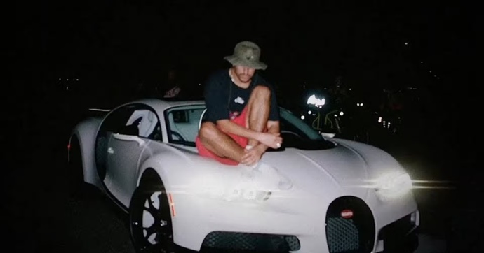En remplaçant sa Bugatti par une Toyota Corolla, Bad Bunny a économisé beaucoup d’argent