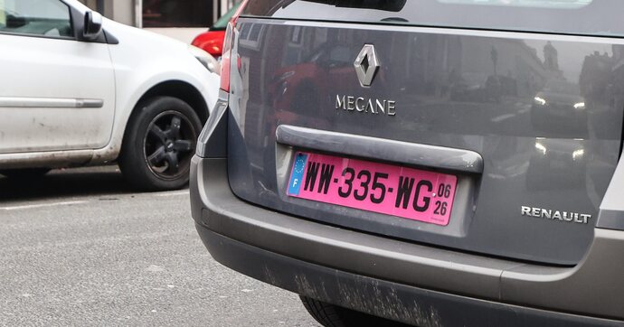 Le risque d’arrestation explose si vous roulez avec les nouvelles plaques d’immatriculation roses
