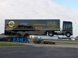 Insolite : une Lotus F1 passe sous un camion !