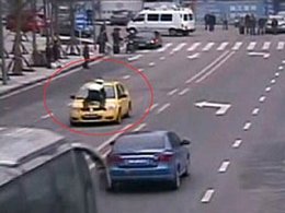 Insolite : Fan Zengxu, le policier chinois qui ne lâche rien (pas même les voitures)
