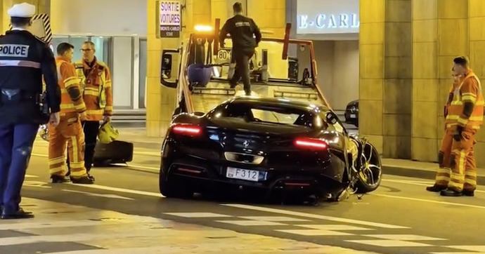 Elle arrache la roue de sa Ferrari 296 dans le tunnel mythique de Monaco