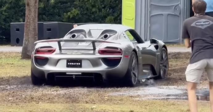 Un orage met sous les eaux des supercars au Moda Miami