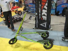 En direct du Salon du Cycle 2009 : le véhicule inclinable à 3 roues nommé "Trikke"