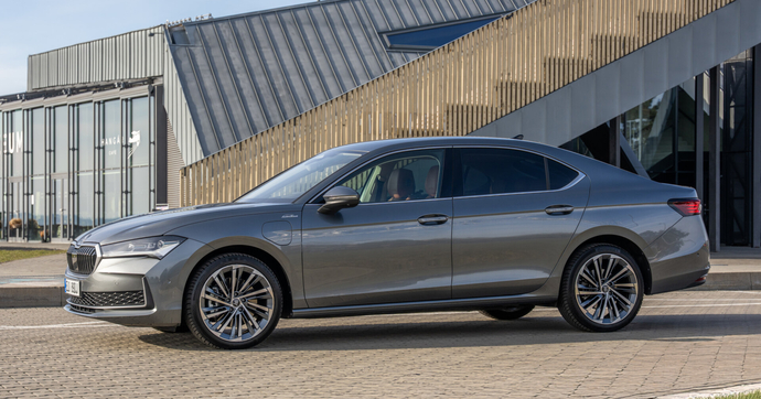 La Skoda Superb n’a jamais été aussi puissante, mais elle ne devient pas une sportive pour autant