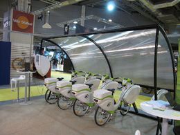 En direct du Salon du Cycle 2009 : la société Eco & Mobilité dévoile sa Vélo Station électrique