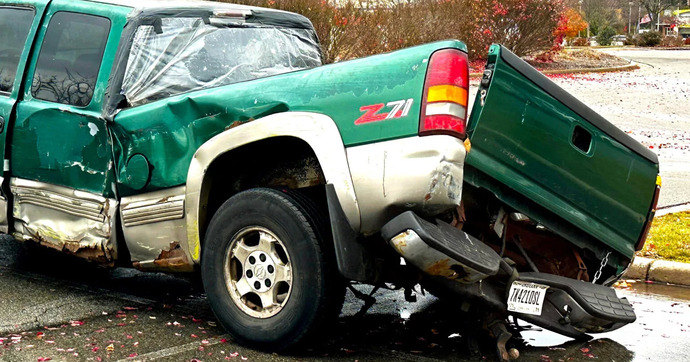 Des internautes se cotisent pour qu'il arrête de conduire son pick-up complètement tordu