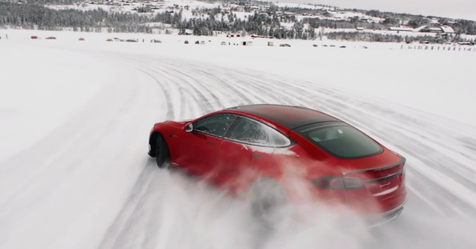 Peut-on vraiment prendre du plaisir en électrique ? Nous avons tenté l’expérience sur un lac gelé au volant d’une Tesla