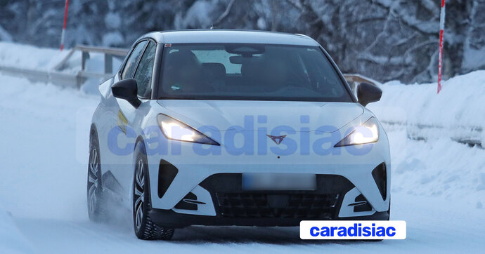 On voit enfin une version décamouflée de la Cupra Raval qui sera dévoilée dans quelques semaines avant sa commercialisation cet été