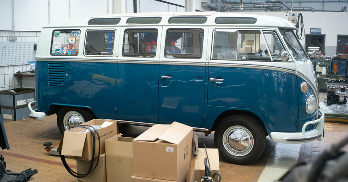 Plongée dans l’antre secret de Volkswagen ou l’on peut offrir une cure de jouvence à son Combi moyennant 100 000 euros