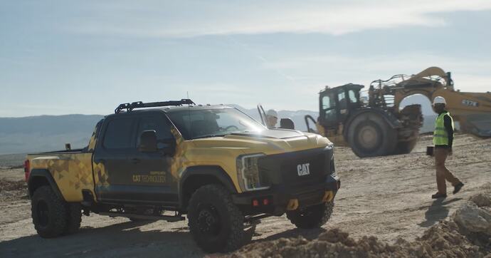 Après les bulldozers et les chaussures, Caterpillar fait des voitures (mais c'est un peu exagéré de dire ça)