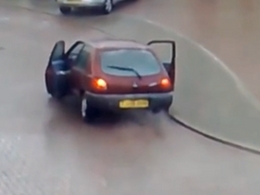 Vidéo : glissant sur la route, deux femmes préfèrent sauter de leur voiture