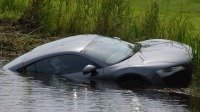 Après la Veyron moissonneuse, la R8 nageuse !