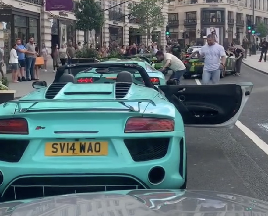 Il fond la calandre d'une Audi R8 avec l'échappement de sa Lamborghini