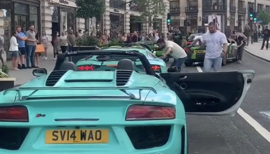 Il fond la calandre d'une Audi R8 avec l'échappement de sa Lamborghini