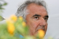 Briatore power ! Il attaque les Piquet, Kovalainen et Di Grassi !