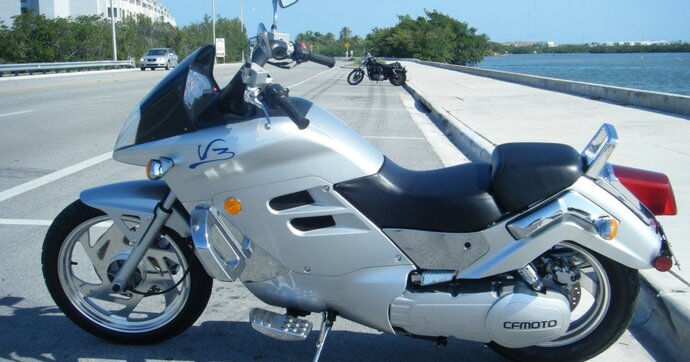 Non, CFMoto n’a pas toujours fait que des jolies motos, l’exemple parfait est la V3