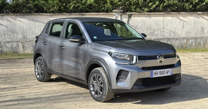 Le prix des voitures électriques a baissé de 1 800 euros en 2025, mais pas grâce aux marques qui ont baissé leurs prix