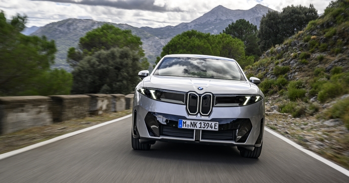 On peut dire que BMW limite parfaitement la casse par rapport à Mercedes et Porsche