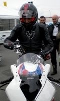 Exclusif : Mathieu Kassovitz fait quelques tours de piste sur la BMW S1000 RR de Superbike…
