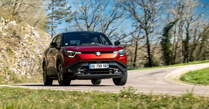 Garanti 10 ans et suréquipé, le nouveau Suzuki e-Vitara a un gros défaut : sa recharge