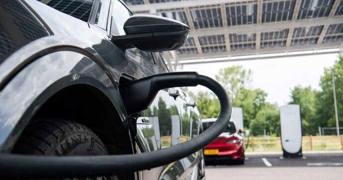 La crise pétrolière va-t-elle précipiter la bascule vers l'électrique?