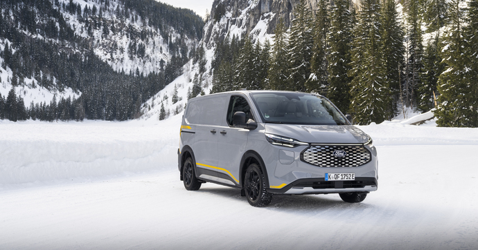 Le Ford E-Transit Custom AWD est un fourgon électrique qui passe (presque) partout