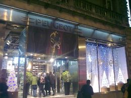 Reportage : la mobilité durable féerique au Peugeot Avenue Champs Elysées