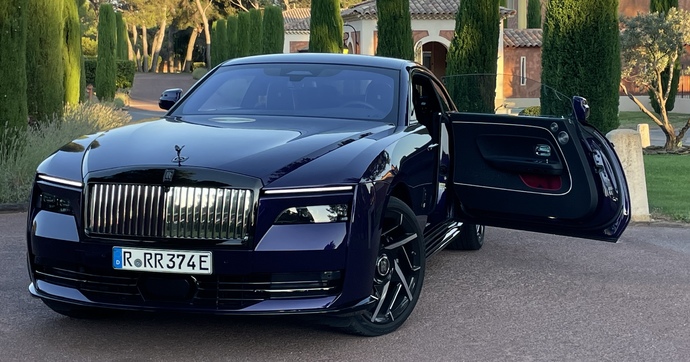 Même Rolls-Royce, si fier de ses électriques de grand luxe, va devoir garder ses V12 thermiques plus longtemps que prévu