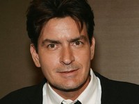 Charlie Sheen, l'homme qui offre des voitures de luxe à toutes ses conquêtes